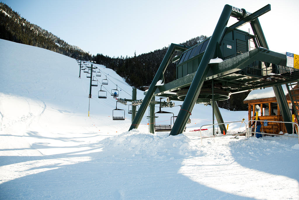 a picture of an empty ski lift