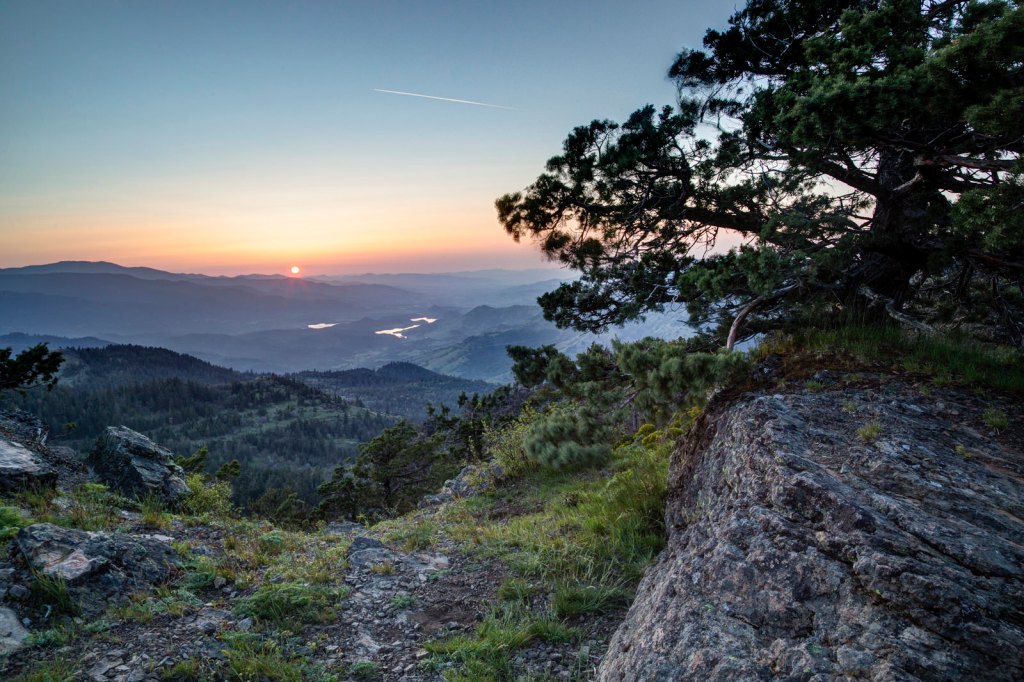 A beautiful sunset viewpoint from the Pacific Crest Trail