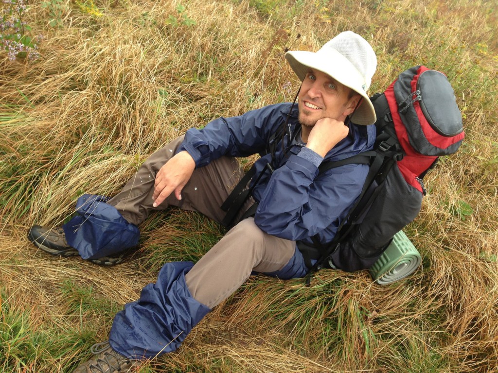 The author with his pants in three pieces. 