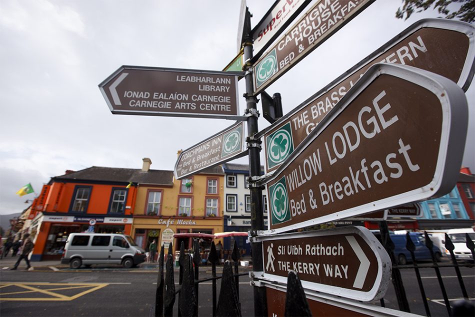 Street signs offer both English and Gaelic directions. 