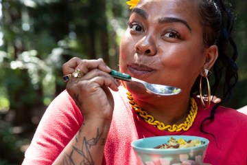 Campworthy guest host eating teriyaki beef stir fry