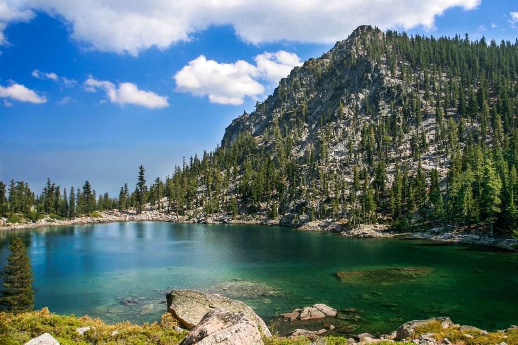 A blue-green lake along the Pacific Crest Trail