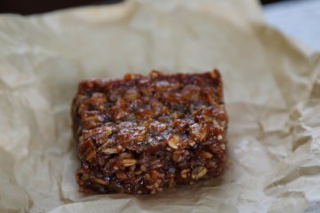 Make These Peanut Butter and Jelly Granola Bars